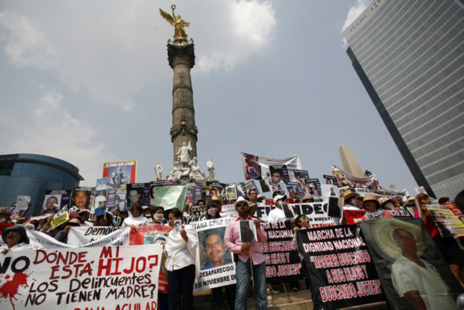 Manifestantes muestran pancartas y fotografías de familiares desaparecidos en la Ciudad de México, mayo de 2012 Reuters