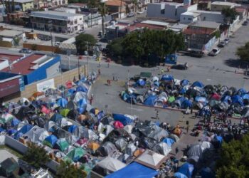 Organizaciones exigen terminar con “Quédate en México”; presentan amparo