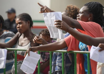 Derechos de mujeres migrantes están en riesgo con presencia de militares, acusan ONGs