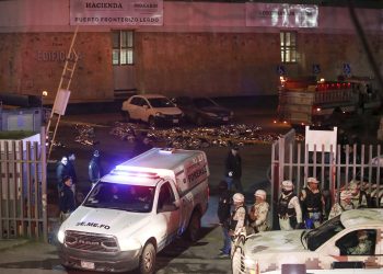 Después del incendio, ahora presionan a migrantes para cambiar de abogados