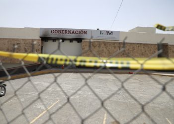 Comisionado del INM busca enterrar tragedia y diluir su responsabilidad en el incendio en la estancia migratoria de Ciudad Juárez con una “solución alterna”