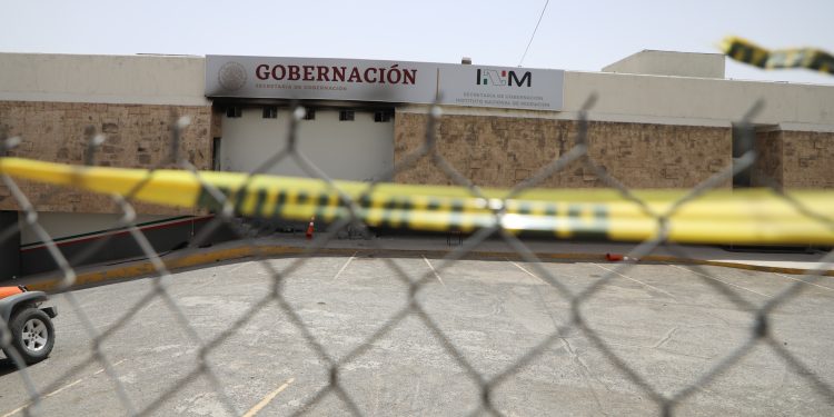 Comisionado del INM busca enterrar tragedia y diluir su responsabilidad en el incendio en la estancia migratoria de Ciudad Juárez con una “solución alterna”
